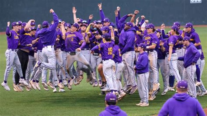 2/12/2022 UMHB Baseball vs HardinSimmons Photography by Russell Marwitz