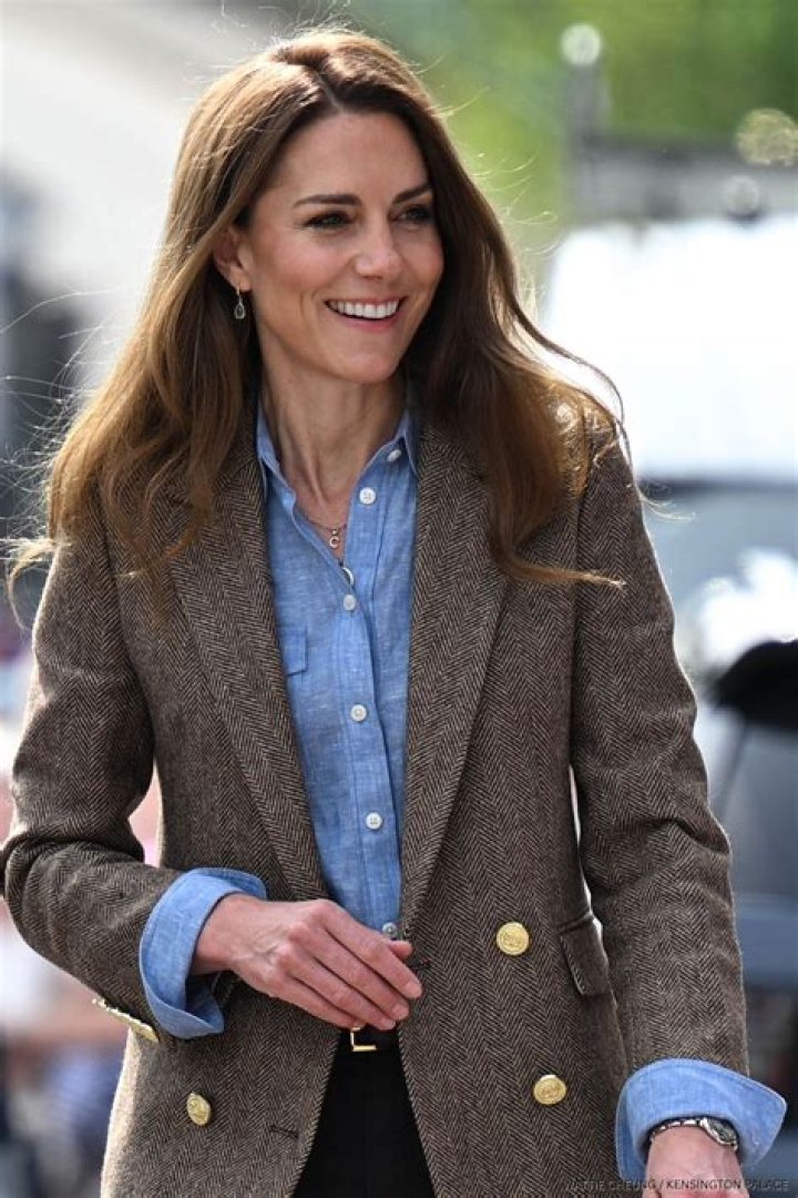 8 Cute Photos of Kate Middleton & Prince William in Eating Ice Cream