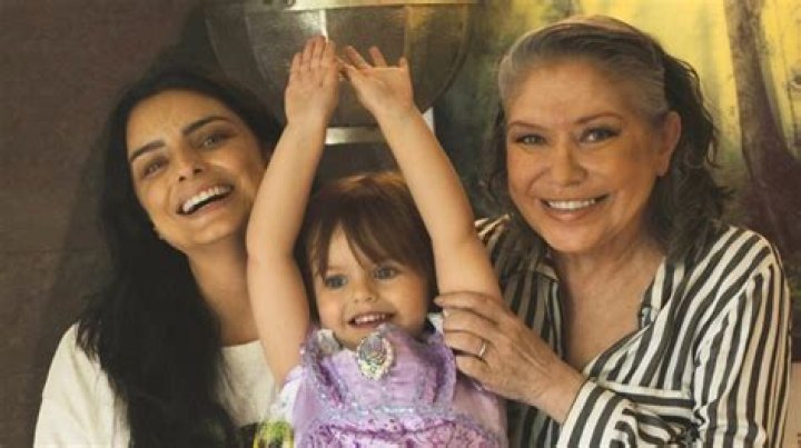Aislinn Derbez Aislinn Derbez Mamaslatinas Com Aislinn derbez