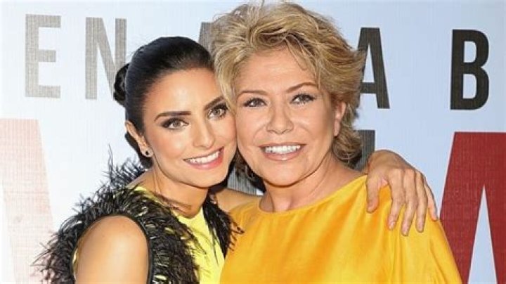 Aislinn Derbez revela foto del pasado junto a su mam&aacute;, de quien hered&oacute;