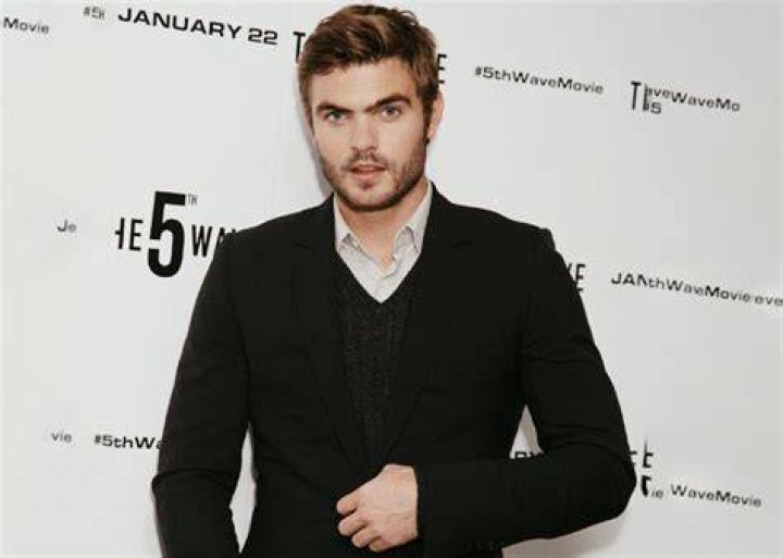 Alex Roe Is Not Married To Wife