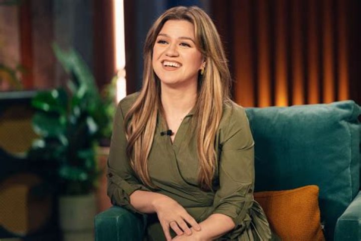 American singer Kelly Clarkson pregnant... Super cute dresses