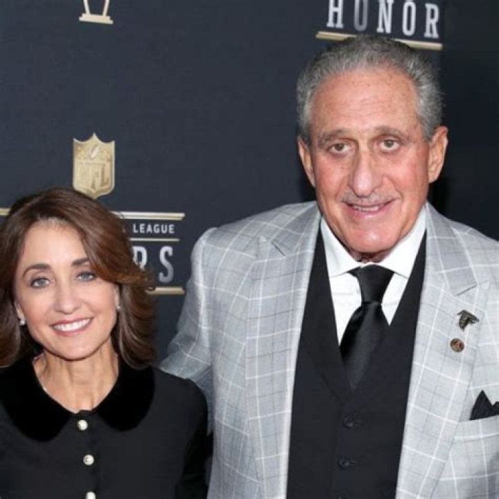 Angela Macuga Bio, Affair, Married, Net Worth, Ethnicity, Height