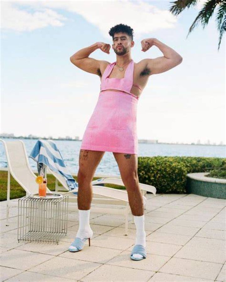 Bad Bunny protagoniza una sexy campaña de alta costura para San Valentín