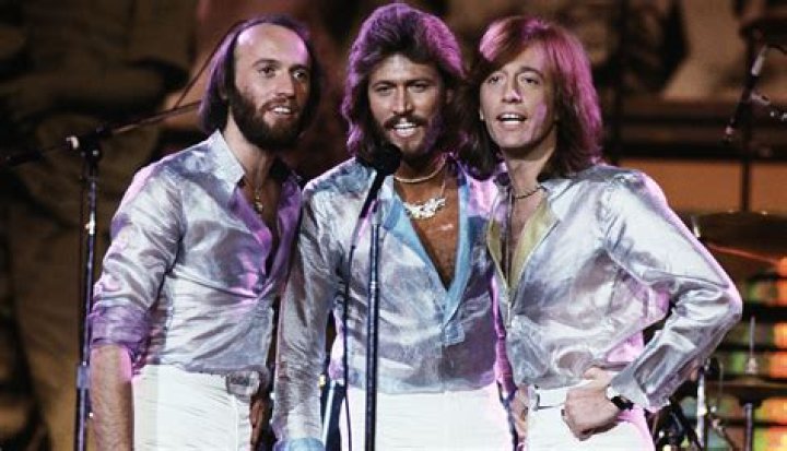 Bee Gees front man Barry Gibb (l.) and his wife Linda Gray walked the