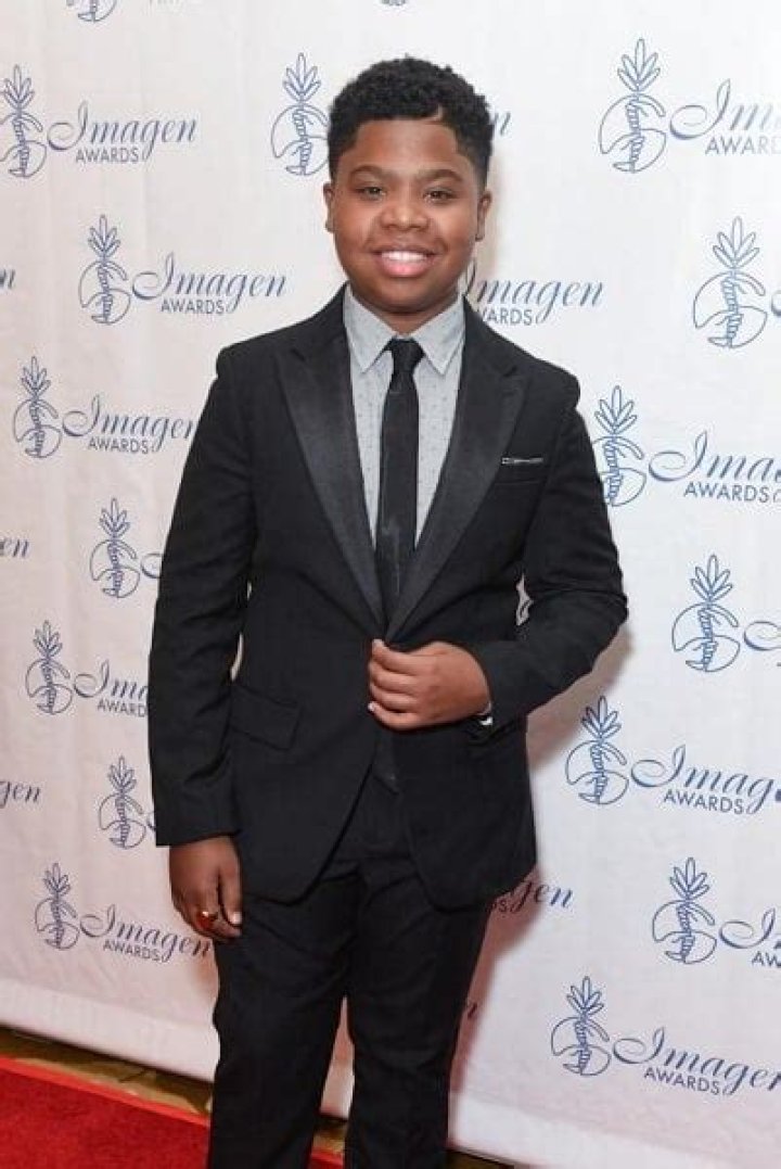 Benjamin Flores Jr. Age, Net Worth, Girlfriend, Family, Height and