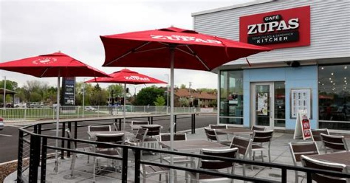 Cafe Zupas opens, serving soups, innovative salads, diverse sandwiches