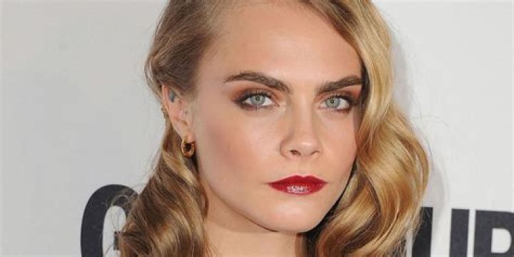 Cara Delevingne ha un nuovo amore. Chi è Leah Mason (e cosa legge