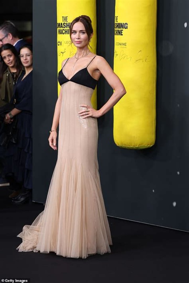 Celebrities Spy Emily Blunt Wearing A Sexy Pink Gown 9 Pics