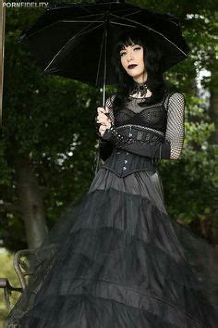charlotte sartre Goth women, Goth girls, Gothic fashion