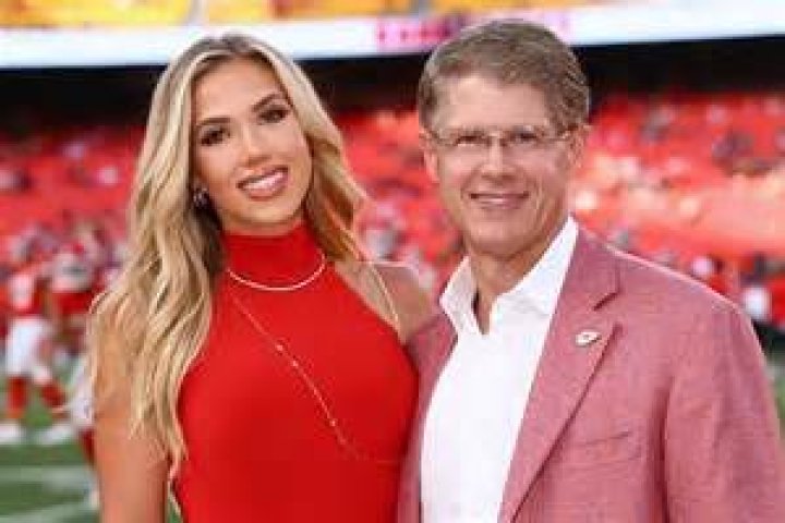 Clark Hunt Bio, Wiki, Age, Height, Family, Wife, Children, Daughter, Chiefs, Private Jet, and Net Worth