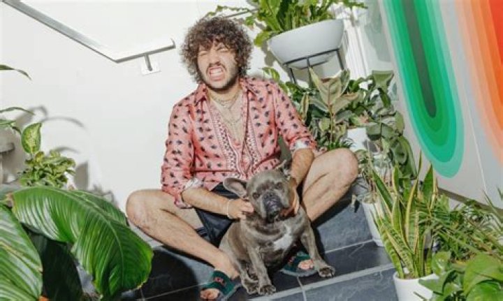 Como Benny Blanco se tornou o exc&ecirc;ntrico mais popular da m&uacute;sica