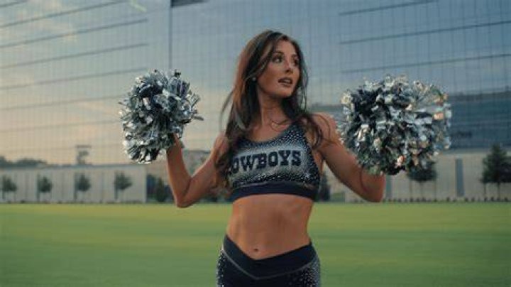 Cowboys Cheerleader Has 4Word Message Before Kickoff Sunday Night