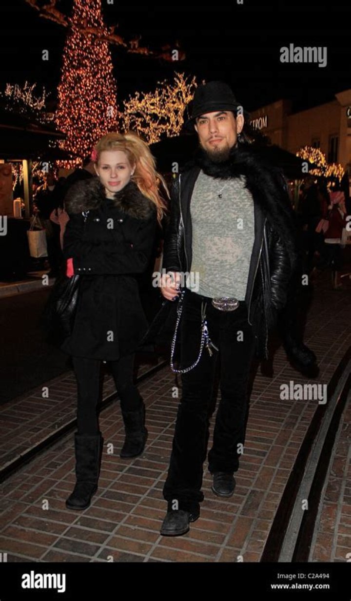 Dave Navarro does a spot of last minute Christmas shopping with his