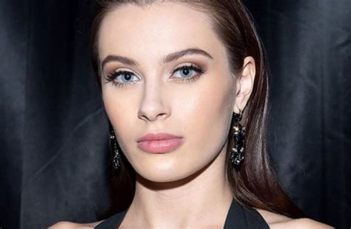 Desde la pileta y de espaldas, Lana Rhoades pos&oacute; con una microbikini