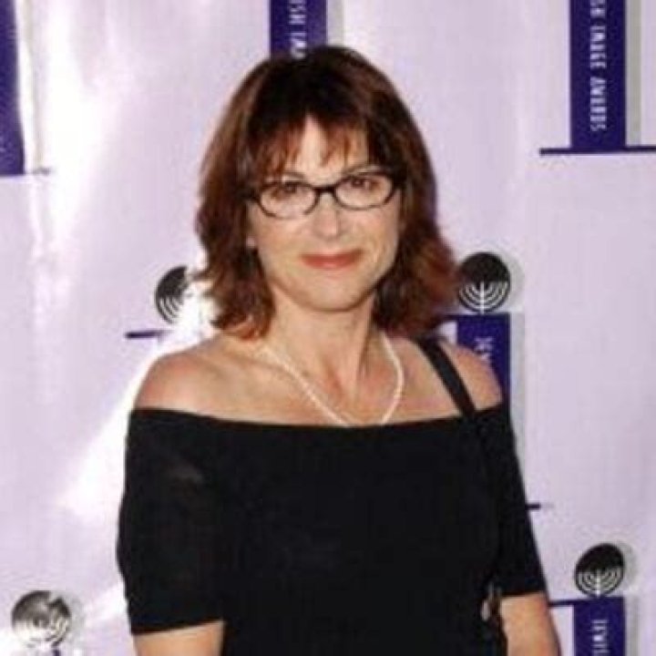 Dinah Manoff Net Worth