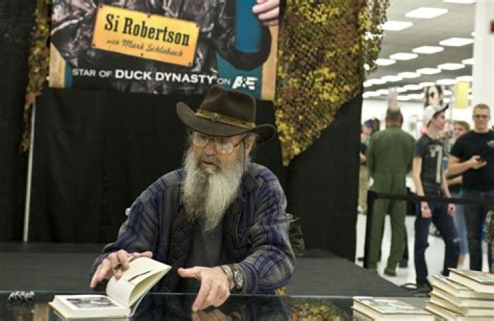Duck Dynasty star signs autographs at Nellis > Nellis Air Force Base