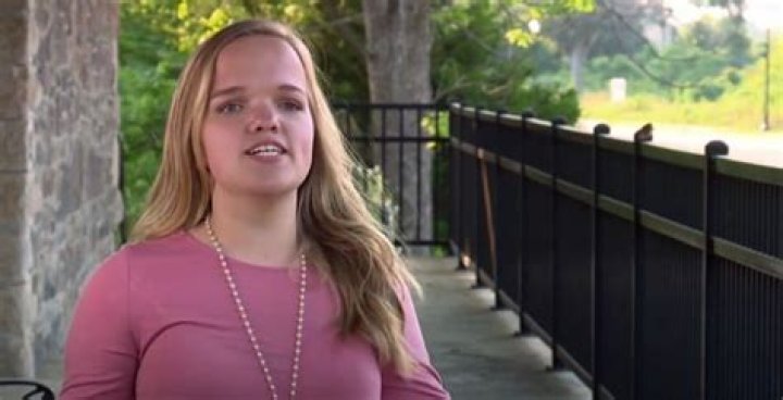 Elizabeth Johnston Flaunts Three Year Glow Up