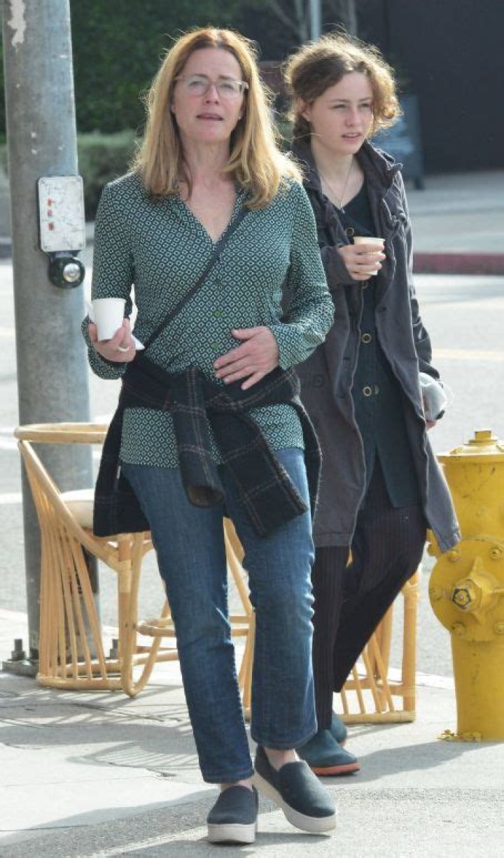 Elizabeth Shue With Stella Street Guggenheim Grab a coffee in Venice
