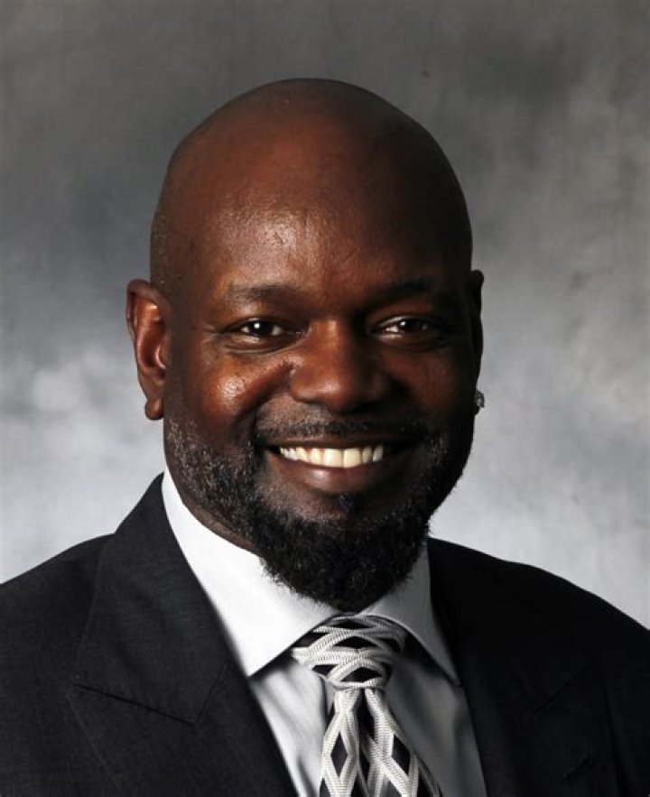 Emmitt Smith Featured Speaker for 2021 An Artists&rsquo; Christmas Gala