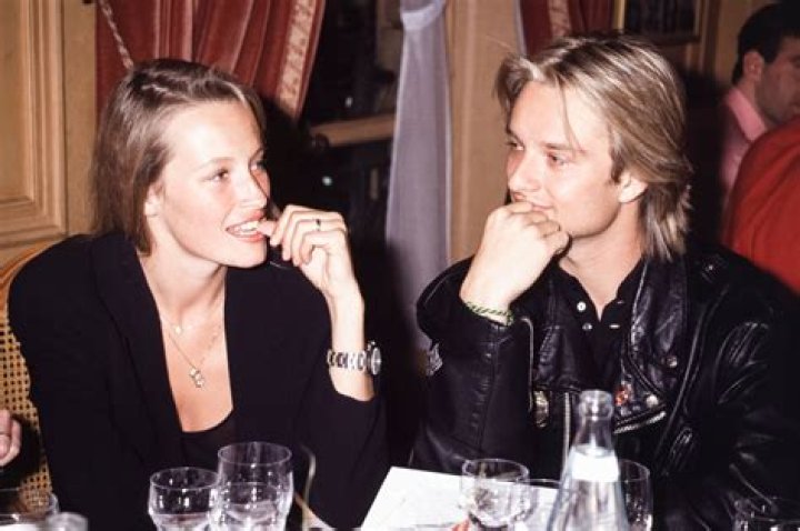 Estelle Lef&eacute;bure et David Hallyday en soir&eacute;e &agrave; Paris, au d&eacute;but de leur