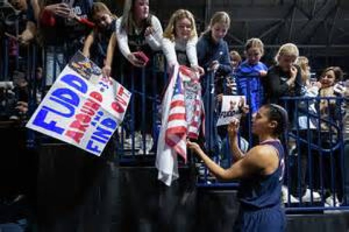 Fan Reception, Carmelo-maika