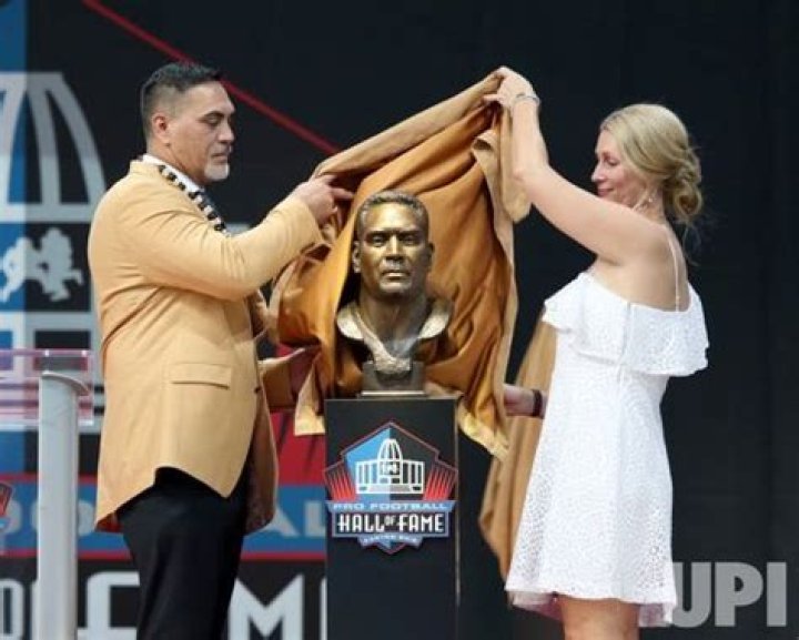 Former NFL Player Kevin Mawae Bio, Age, Net Worth, Salary, Stats, Married, & Wife