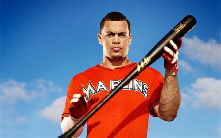 Giancarlo Stanton takes 325 million contract to play for Miami Marlins