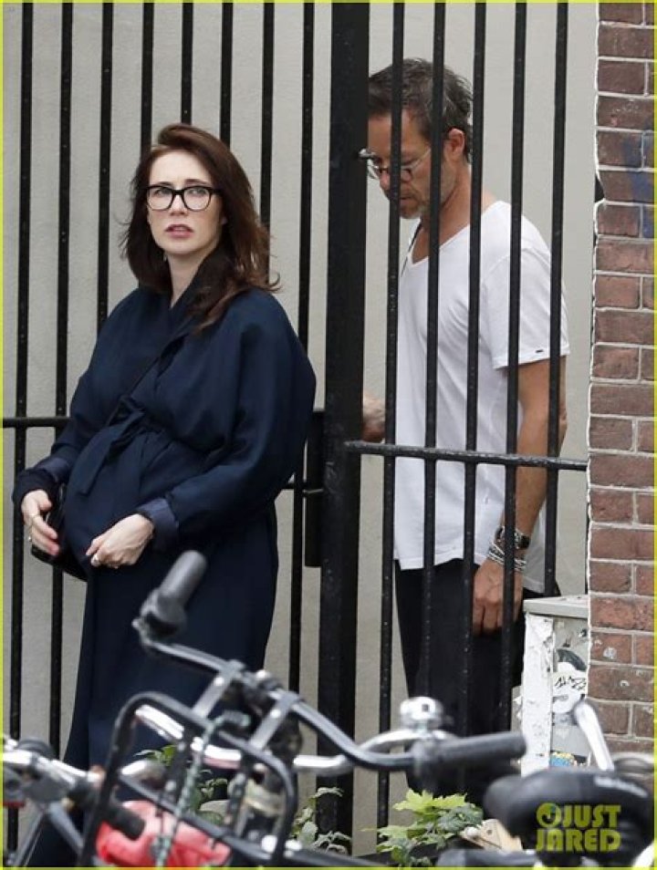 Guy Pearce Shares a Passionate Kiss With His Girlfriend Carice van