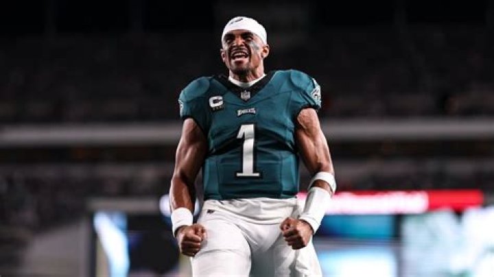 How much does Jalen Hurts squat, bench press and deadlift? Inside E...