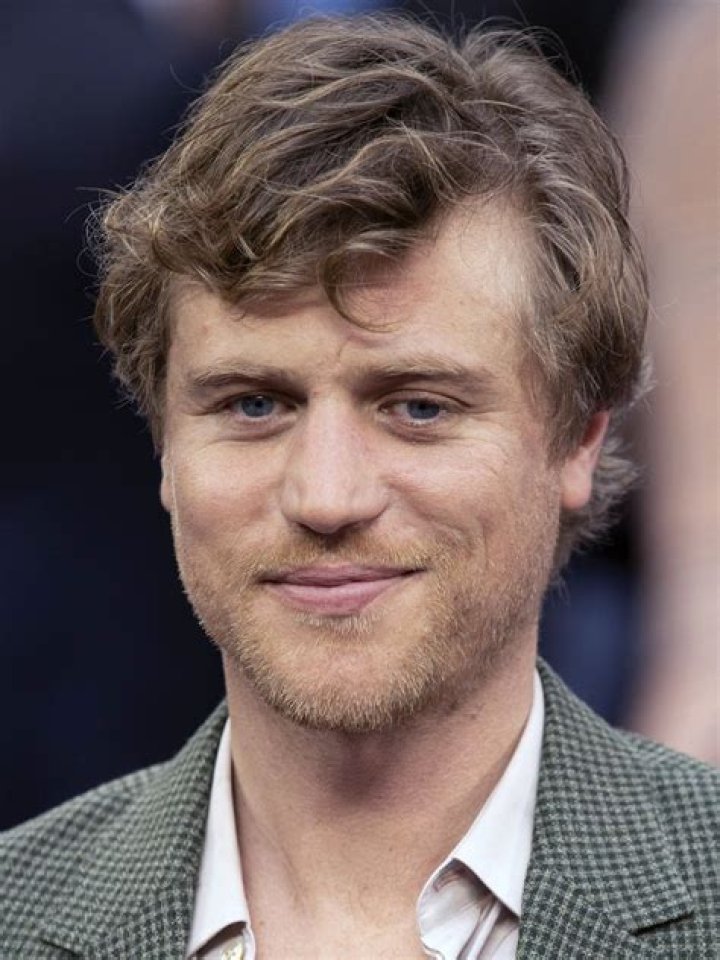 How old is Johnny Flynn, who's his wife Beatrice Minns and what are the