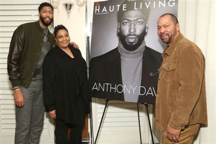 How tall is Anthony Davis? ·