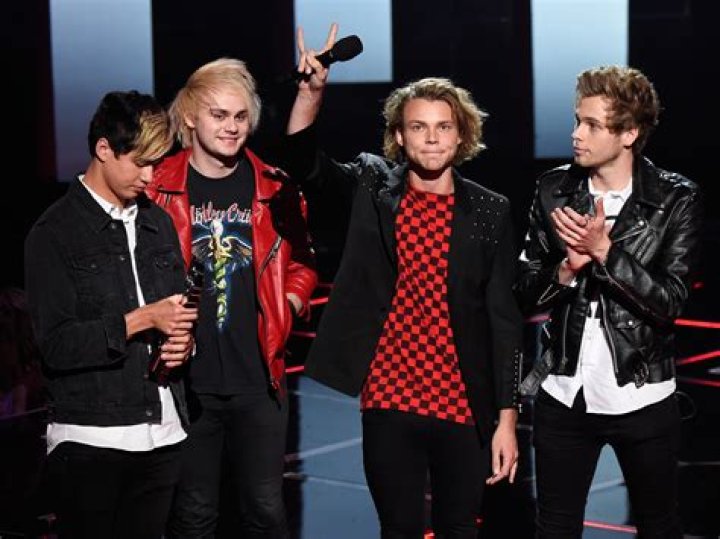 How tall is Luke Hemmings