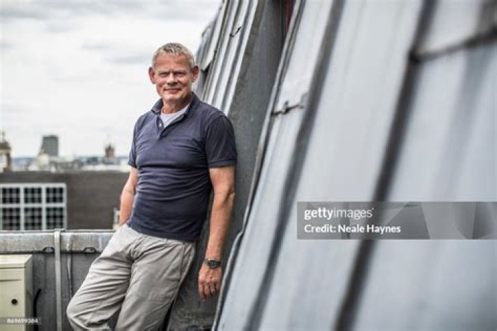 How tall is Martin Clunes