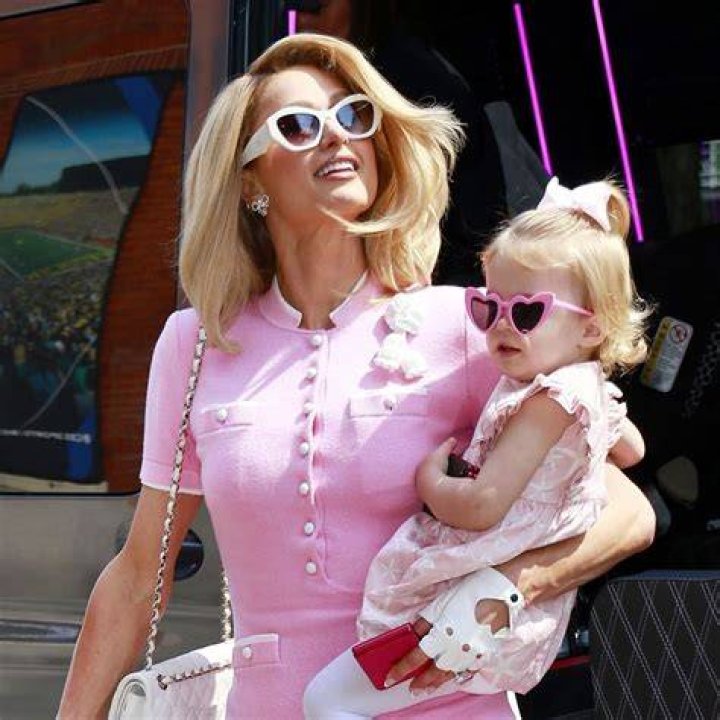 ¡Paris Hilton ya es mamá! La estrella mostró la primera foto de su hijo