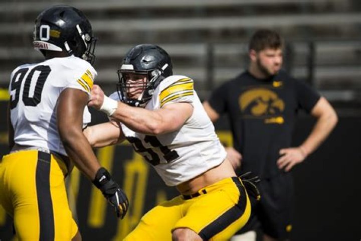 Iowa football defensive lineman Lukas Van Ness declares for 2023 NFL