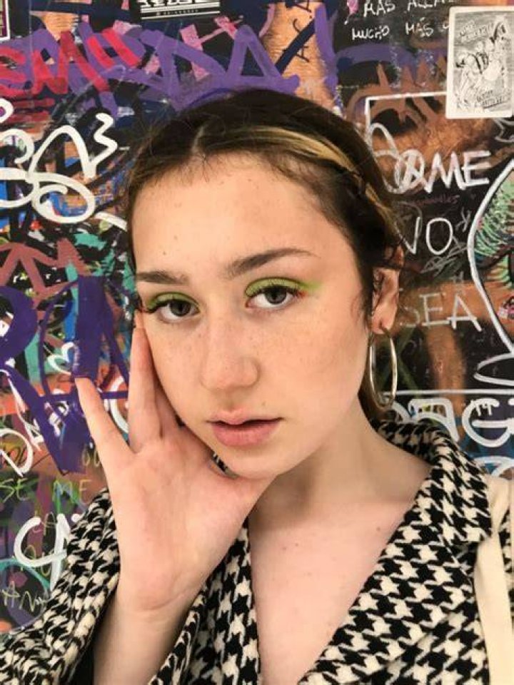 IZZY ASMR MAQUILLAJE VERDE YOUTUBE Asmr, Green Makeup, Youtube, Nose