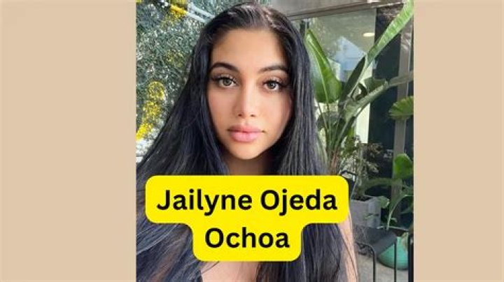 Jailyne Ojeda Ochoa se ve sexy con blusa roja y jeans ajustados