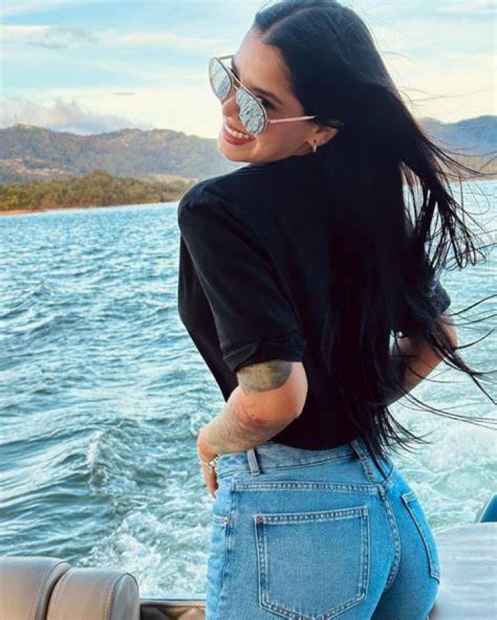 Jenn Muriel sorprendió con sensual atuendo transparente, ¿le luce?