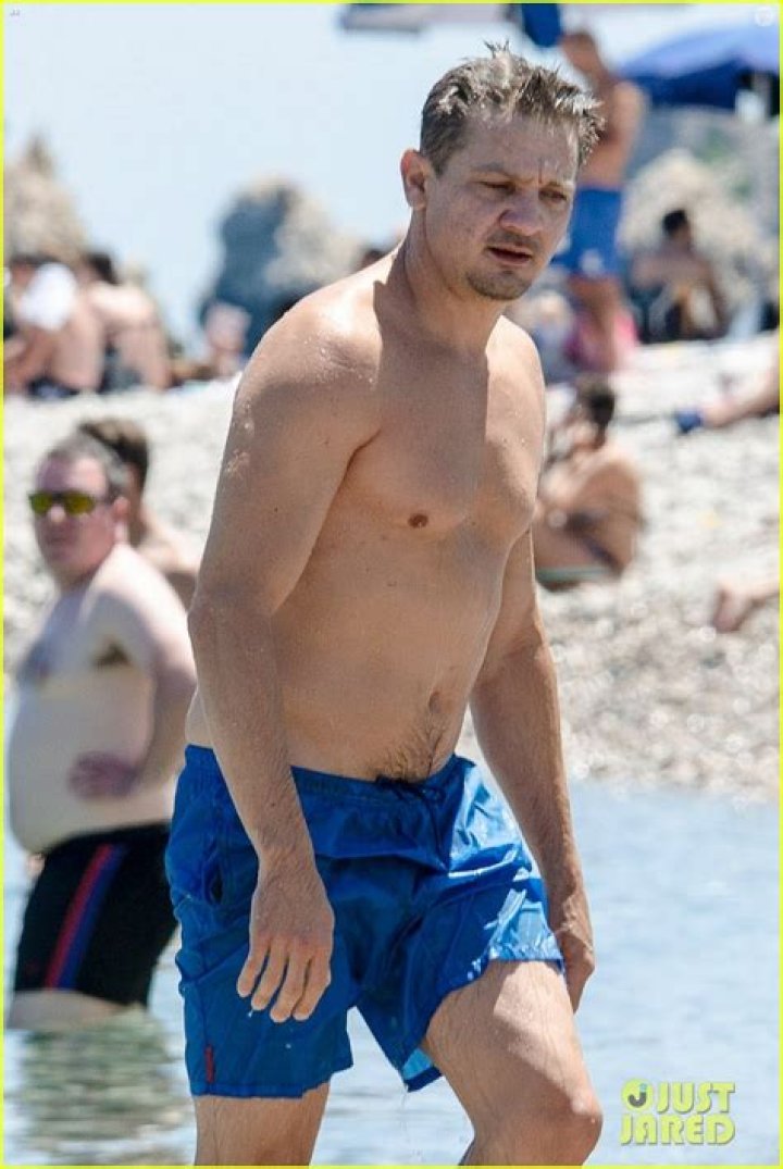 Jeremy Renner shirtless