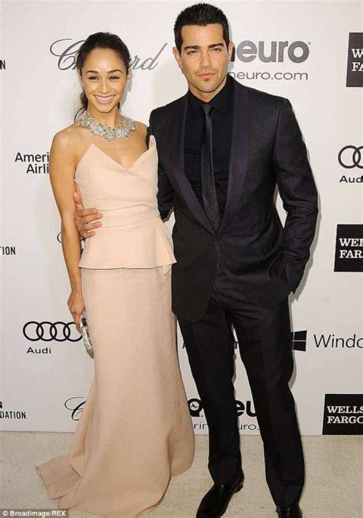 Jesse Metcalfe denies that he and girlfriend Cara Santana are engaged