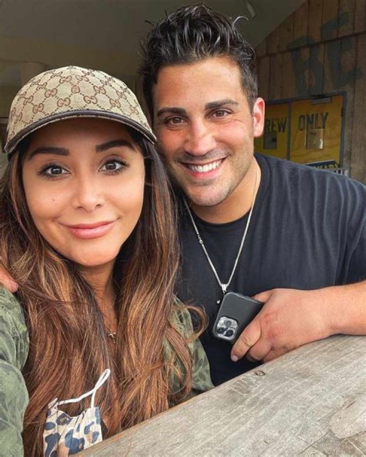 Jionni Lavalle is just eight inches taller than his 4 feet 8 inch wife