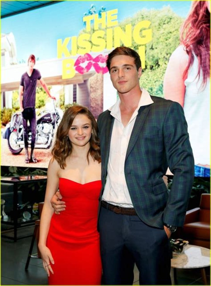 Joey King & Jacob Elordi Hold Hands While Shopping at The Grove Photo