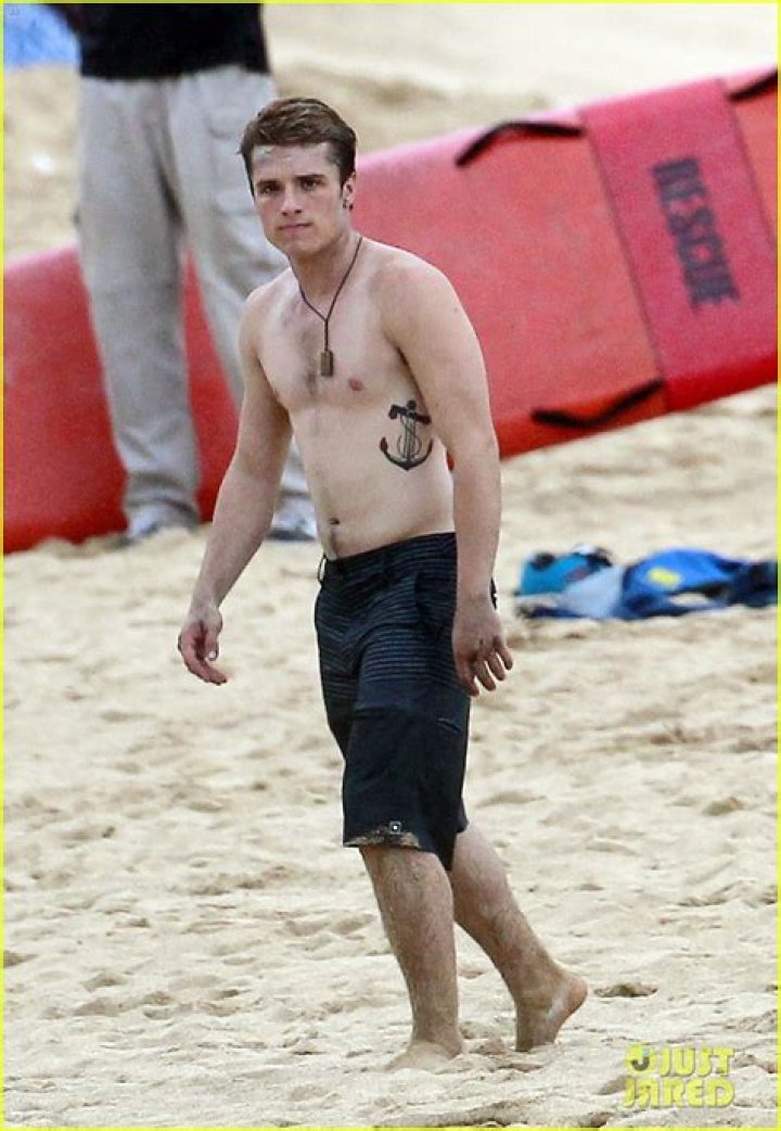 Josh Hutcherson Shirtless Frisbee Player! Photo 2769859 Josh