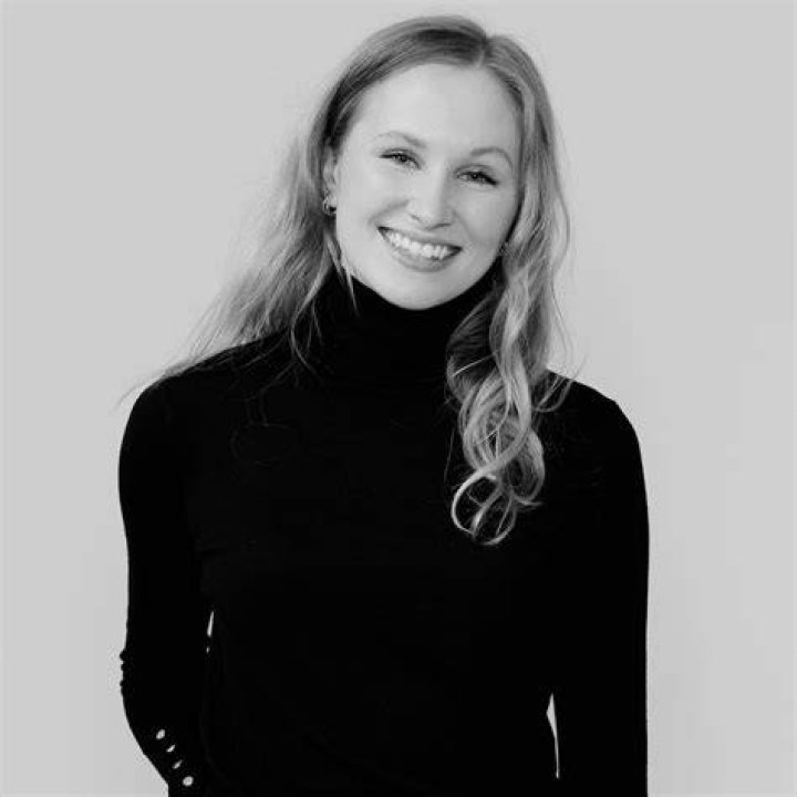 Julie McCullough Bio, Wiki, Age, Husband, Growing Pains, Comedy, and Net Worth ·