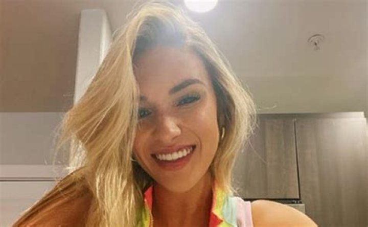 Kayla Simmons enamora a sus seguidores con picante foto en la playa