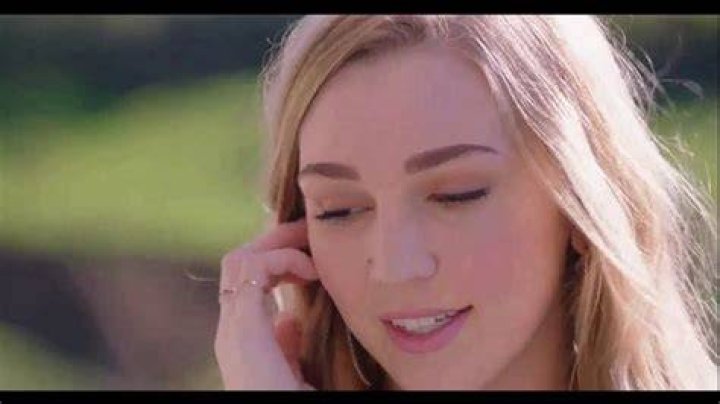 Kendra Sunderland in Hot green dress YouTube