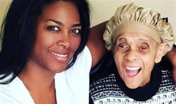 Kenya Moore Age, Husband, Net worth, Height, Weight, Bio 2 Kenya Moore with her grandmother