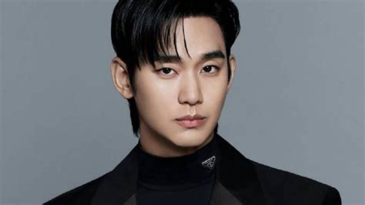Kim soo hyun in freaking traditional wear IS EVERYTHING KDrama Amino