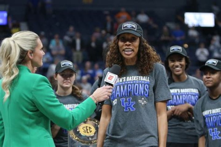 Kyra Elzy gets contract extension with Kentucky Women’s basketball A
